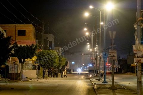 17 janvier 2021 : troisième nuit d'affrontements entre les jeunes de quartiers populaires et la police alors que le pays est en confinement depuis le 14 janvier pour 4 jours. Dans le quartier de Ettadhamen, banlieue populaire à l'ouest de Tunis, les affrontements sont sporadiques, les jeunes brulent des poubelles et caillassent la police qui répond par des tirs de lacrymogènes et repoussent les jeunes dans les ruelles. Peu de dégats et quelques arrestations.
