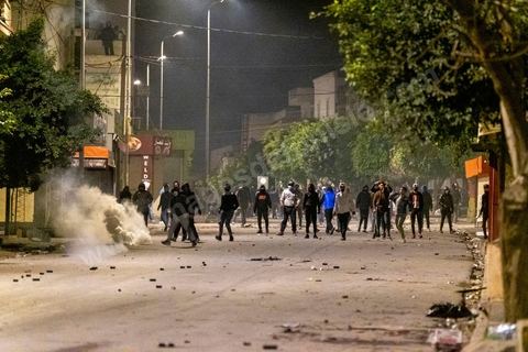 19 janvier 2021 : cinquième nuit d'affrontements entre les jeunes de quartiers populaires et la police alors que le pays est en couvre feu à partir de 20h. Dans le quartier de Ettadhamen, banlieue populaire à l'ouest de Tunis, les affrontements sont sporadiques, environ 200 jeunes brulent des poubelles et caillassent la police qui répond par des tirs de lacrymogènes et repoussent les jeunes dans les ruelles. Peu de dégats et plusieurs centaines d'arrestations depuis le début des émeutes dans le pays.