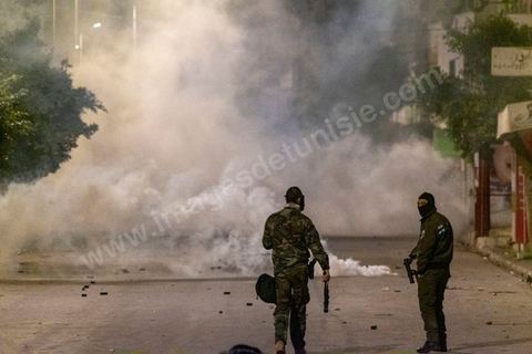 19 janvier 2021 : cinquième nuit d'affrontements entre les jeunes de quartiers populaires et la police alors que le pays est en couvre feu à partir de 20h. Dans le quartier de Ettadhamen, banlieue populaire à l'ouest de Tunis, les affrontements sont sporadiques, environ 200 jeunes brulent des poubelles et caillassent la police qui répond par des tirs de lacrymogènes et repoussent les jeunes dans les ruelles. Peu de dégats et plusieurs centaines d'arrestations depuis le début des émeutes dans le pays.