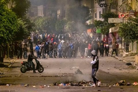19 janvier 2021 : cinquième nuit d'affrontements entre les jeunes de quartiers populaires et la police alors que le pays est en couvre feu à partir de 20h. Dans le quartier de Ettadhamen, banlieue populaire à l'ouest de Tunis, les affrontements sont sporadiques, environ 200 jeunes brulent des poubelles et caillassent la police qui répond par des tirs de lacrymogènes et repoussent les jeunes dans les ruelles. Peu de dégats et plusieurs centaines d'arrestations depuis le début des émeutes dans le pays.