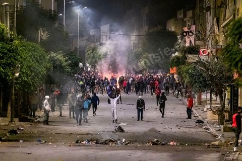 19 janvier 2021 : cinquième nuit d'affrontements entre les jeunes de quartiers populaires et la police alors que le pays est en couvre feu à partir de 20h. Dans le quartier de Ettadhamen, banlieue populaire à l'ouest de Tunis, les affrontements sont sporadiques, environ 200 jeunes brulent des poubelles et caillassent la police qui répond par des tirs de lacrymogènes et repoussent les jeunes dans les ruelles. Peu de dégats et plusieurs centaines d'arrestations depuis le début des émeutes dans le pays.