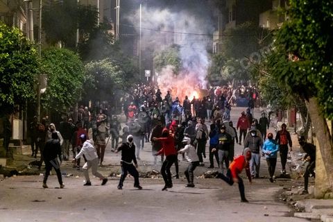 19 janvier 2021 : cinquième nuit d'affrontements entre les jeunes de quartiers populaires et la police alors que le pays est en couvre feu à partir de 20h. Dans le quartier de Ettadhamen, banlieue populaire à l'ouest de Tunis, les affrontements sont sporadiques, environ 200 jeunes brulent des poubelles et caillassent la police qui répond par des tirs de lacrymogènes et repoussent les jeunes dans les ruelles. Peu de dégats et plusieurs centaines d'arrestations depuis le début des émeutes dans le pays.