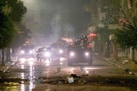 19 janvier 2021 : cinquième nuit d'affrontements entre les jeunes de quartiers populaires et la police alors que le pays est en couvre feu à partir de 20h. Dans le quartier de Ettadhamen, banlieue populaire à l'ouest de Tunis, les affrontements sont sporadiques, environ 200 jeunes brulent des poubelles et caillassent la police qui répond par des tirs de lacrymogènes et repoussent les jeunes dans les ruelles. Peu de dégats et plusieurs centaines d'arrestations depuis le début des émeutes dans le pays.