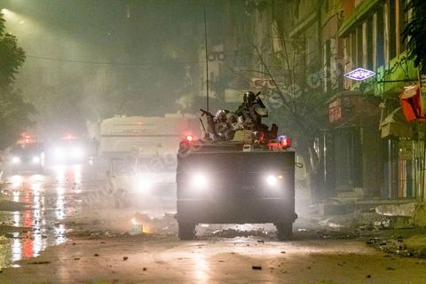 19 janvier 2021 : cinquième nuit d'affrontements entre les jeunes de quartiers populaires et la police alors que le pays est en couvre feu à partir de 20h. Dans le quartier de Ettadhamen, banlieue populaire à l'ouest de Tunis, les affrontements sont sporadiques, environ 200 jeunes brulent des poubelles et caillassent la police qui répond par des tirs de lacrymogènes et repoussent les jeunes dans les ruelles. Peu de dégats et plusieurs centaines d'arrestations depuis le début des émeutes dans le pays.