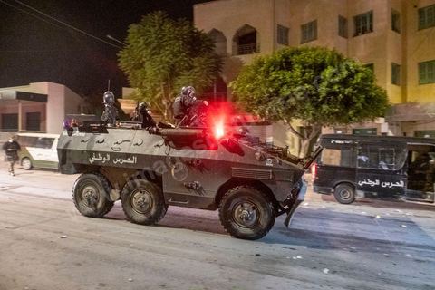 19 janvier 2021 : cinquième nuit d'affrontements entre les jeunes de quartiers populaires et la police alors que le pays est en couvre feu à partir de 20h. Dans le quartier de Ettadhamen, banlieue populaire à l'ouest de Tunis, les affrontements sont sporadiques, environ 200 jeunes brulent des poubelles et caillassent la police qui répond par des tirs de lacrymogènes et repoussent les jeunes dans les ruelles. Peu de dégats et plusieurs centaines d'arrestations depuis le début des émeutes dans le pays.