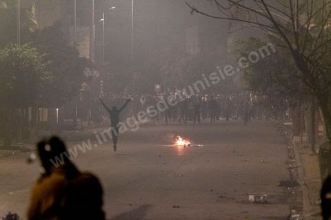 19 janvier 2021 : cinquième nuit d'affrontements entre les jeunes de quartiers populaires et la police alors que le pays est en couvre feu à partir de 20h. Dans le quartier de Ettadhamen, banlieue populaire à l'ouest de Tunis, les affrontements sont sporadiques, environ 200 jeunes brulent des poubelles et caillassent la police qui répond par des tirs de lacrymogènes et repoussent les jeunes dans les ruelles. Peu de dégats et plusieurs centaines d'arrestations depuis le début des émeutes dans le pays.
