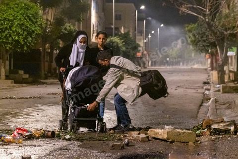 19 janvier 2021 : cinquième nuit d'affrontements entre les jeunes de quartiers populaires et la police alors que le pays est en couvre feu à partir de 20h. Dans le quartier de Ettadhamen, banlieue populaire à l'ouest de Tunis, les affrontements sont sporadiques, environ 200 jeunes brulent des poubelles et caillassent la police qui répond par des tirs de lacrymogènes et repoussent les jeunes dans les ruelles. Peu de dégats et plusieurs centaines d'arrestations depuis le début des émeutes dans le pays.
