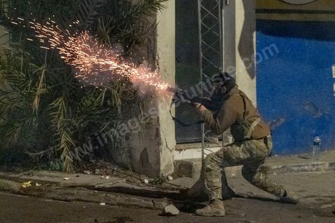19 janvier 2021 : cinquième nuit d'affrontements entre les jeunes de quartiers populaires et la police alors que le pays est en couvre feu à partir de 20h. Dans le quartier de Ettadhamen, banlieue populaire à l'ouest de Tunis, les affrontements sont sporadiques, environ 200 jeunes brulent des poubelles et caillassent la police qui répond par des tirs de lacrymogènes et repoussent les jeunes dans les ruelles. Peu de dégats et plusieurs centaines d'arrestations depuis le début des émeutes dans le pays.