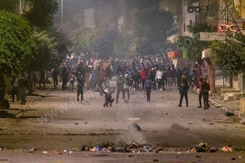 19 janvier 2021 : cinquième nuit d'affrontements entre les jeunes de quartiers populaires et la police alors que le pays est en couvre feu à partir de 20h. Dans le quartier de Ettadhamen, banlieue populaire à l'ouest de Tunis, les affrontements sont sporadiques, environ 200 jeunes brulent des poubelles et caillassent la police qui répond par des tirs de lacrymogènes et repoussent les jeunes dans les ruelles. Peu de dégats et plusieurs centaines d'arrestations depuis le début des émeutes dans le pays.