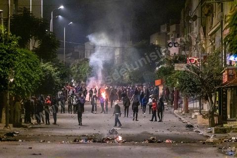19 janvier 2021 : cinquième nuit d'affrontements entre les jeunes de quartiers populaires et la police alors que le pays est en couvre feu à partir de 20h. Dans le quartier de Ettadhamen, banlieue populaire à l'ouest de Tunis, les affrontements sont sporadiques, environ 200 jeunes brulent des poubelles et caillassent la police qui répond par des tirs de lacrymogènes et repoussent les jeunes dans les ruelles. Peu de dégats et plusieurs centaines d'arrestations depuis le début des émeutes dans le pays.