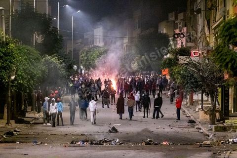 19 janvier 2021 : cinquième nuit d'affrontements entre les jeunes de quartiers populaires et la police alors que le pays est en couvre feu à partir de 20h. Dans le quartier de Ettadhamen, banlieue populaire à l'ouest de Tunis, les affrontements sont sporadiques, environ 200 jeunes brulent des poubelles et caillassent la police qui répond par des tirs de lacrymogènes et repoussent les jeunes dans les ruelles. Peu de dégats et plusieurs centaines d'arrestations depuis le début des émeutes dans le pays.