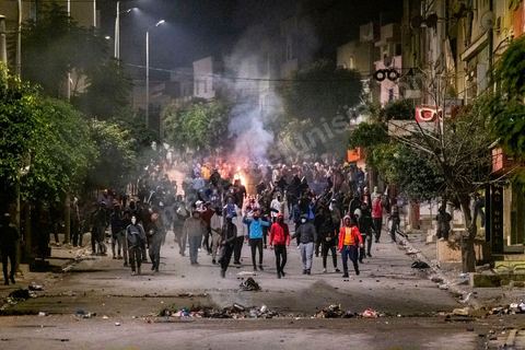 19 janvier 2021 : cinquième nuit d'affrontements entre les jeunes de quartiers populaires et la police alors que le pays est en couvre feu à partir de 20h. Dans le quartier de Ettadhamen, banlieue populaire à l'ouest de Tunis, les affrontements sont sporadiques, environ 200 jeunes brulent des poubelles et caillassent la police qui répond par des tirs de lacrymogènes et repoussent les jeunes dans les ruelles. Peu de dégats et plusieurs centaines d'arrestations depuis le début des émeutes dans le pays.