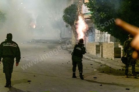 19 janvier 2021 : cinquième nuit d'affrontements entre les jeunes de quartiers populaires et la police alors que le pays est en couvre feu à partir de 20h. Dans le quartier de Ettadhamen, banlieue populaire à l'ouest de Tunis, les affrontements sont sporadiques, environ 200 jeunes brulent des poubelles et caillassent la police qui répond par des tirs de lacrymogènes et repoussent les jeunes dans les ruelles. Peu de dégats et plusieurs centaines d'arrestations depuis le début des émeutes dans le pays.