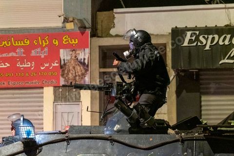 19 janvier 2021 : cinquième nuit d'affrontements entre les jeunes de quartiers populaires et la police alors que le pays est en couvre feu à partir de 20h. Dans le quartier de Ettadhamen, banlieue populaire à l'ouest de Tunis, les affrontements sont sporadiques, environ 200 jeunes brulent des poubelles et caillassent la police qui répond par des tirs de lacrymogènes et repoussent les jeunes dans les ruelles. Peu de dégats et plusieurs centaines d'arrestations depuis le début des émeutes dans le pays.