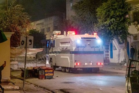 19 janvier 2021 : cinquième nuit d'affrontements entre les jeunes de quartiers populaires et la police alors que le pays est en couvre feu à partir de 20h. Dans le quartier de Ettadhamen, banlieue populaire à l'ouest de Tunis, les affrontements sont sporadiques, environ 200 jeunes brulent des poubelles et caillassent la police qui répond par des tirs de lacrymogènes et repoussent les jeunes dans les ruelles. Peu de dégats et plusieurs centaines d'arrestations depuis le début des émeutes dans le pays.