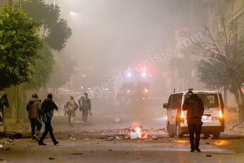 19 janvier 2021 : cinquième nuit d'affrontements entre les jeunes de quartiers populaires et la police alors que le pays est en couvre feu à partir de 20h. Dans le quartier de Ettadhamen, banlieue populaire à l'ouest de Tunis, les affrontements sont sporadiques, environ 200 jeunes brulent des poubelles et caillassent la police qui répond par des tirs de lacrymogènes et repoussent les jeunes dans les ruelles. Peu de dégats et plusieurs centaines d'arrestations depuis le début des émeutes dans le pays.