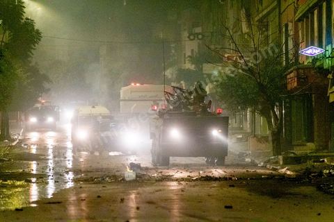 19 janvier 2021 : cinquième nuit d'affrontements entre les jeunes de quartiers populaires et la police alors que le pays est en couvre feu à partir de 20h. Dans le quartier de Ettadhamen, banlieue populaire à l'ouest de Tunis, les affrontements sont sporadiques, environ 200 jeunes brulent des poubelles et caillassent la police qui répond par des tirs de lacrymogènes et repoussent les jeunes dans les ruelles. Peu de dégats et plusieurs centaines d'arrestations depuis le début des émeutes dans le pays.