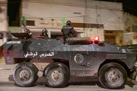 19 janvier 2021 : cinquième nuit d'affrontements entre les jeunes de quartiers populaires et la police alors que le pays est en couvre feu à partir de 20h. Dans le quartier de Ettadhamen, banlieue populaire à l'ouest de Tunis, les affrontements sont sporadiques, environ 200 jeunes brulent des poubelles et caillassent la police qui répond par des tirs de lacrymogènes et repoussent les jeunes dans les ruelles. Peu de dégats et plusieurs centaines d'arrestations depuis le début des émeutes dans le pays.