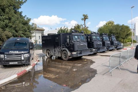 26 janvier 2021 : malgrè l'appel à manifester de la part de nombreux oragnismes et associations de la société civile, pour revendiquer la liberation des jeunes manifestants et soutenir le droit à manifester, seuls quelques 300 jeunes se sont rassemblés devant l'assemblée des représentants du Pauple à Tunis. Le quartier du Bardo à Tunis avait été prélablement complétement fermé par la police réduisant de façon drastique l'accè aux alentours du parlement où se tenait une plénière pour le vote de confiance du remaniement ministériel. 