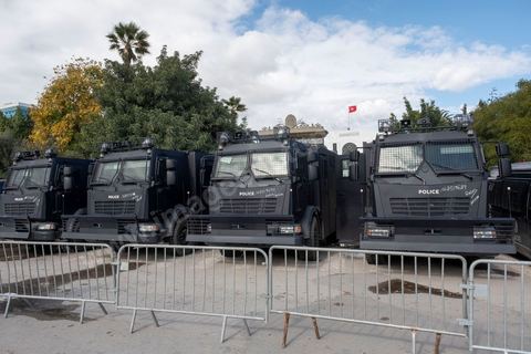 26 janvier 2021 : malgrè l'appel à manifester de la part de nombreux oragnismes et associations de la société civile, pour revendiquer la liberation des jeunes manifestants et soutenir le droit à manifester, seuls quelques 300 jeunes se sont rassemblés devant l'assemblée des représentants du Pauple à Tunis. Le quartier du Bardo à Tunis avait été prélablement complétement fermé par la police réduisant de façon drastique l'accè aux alentours du parlement où se tenait une plénière pour le vote de confiance du remaniement ministériel. 