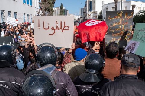 26 janvier 2021 : malgrè l'appel à manifester de la part de nombreux oragnismes et associations de la société civile, pour revendiquer la liberation des jeunes manifestants et soutenir le droit à manifester, seuls quelques 300 jeunes se sont rassemblés devant l'assemblée des représentants du Pauple à Tunis. Le quartier du Bardo à Tunis avait été prélablement complétement fermé par la police réduisant de façon drastique l'accè aux alentours du parlement où se tenait une plénière pour le vote de confiance du remaniement ministériel. 
