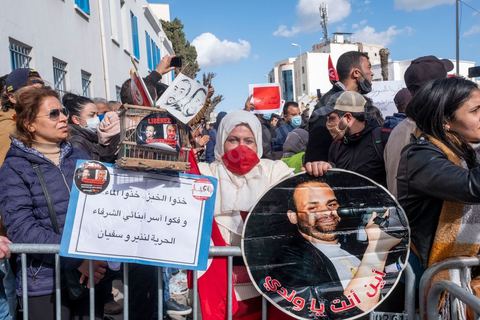 26 janvier 2021 : malgrè l'appel à manifester de la part de nombreux oragnismes et associations de la société civile, pour revendiquer la liberation des jeunes manifestants et soutenir le droit à manifester, seuls quelques 300 jeunes se sont rassemblés devant l'assemblée des représentants du Pauple à Tunis. Le quartier du Bardo à Tunis avait été prélablement complétement fermé par la police réduisant de façon drastique l'accè aux alentours du parlement où se tenait une plénière pour le vote de confiance du remaniement ministériel. 