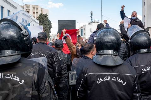 26 janvier 2021 : malgrè l'appel à manifester de la part de nombreux oragnismes et associations de la société civile, pour revendiquer la liberation des jeunes manifestants et soutenir le droit à manifester, seuls quelques 300 jeunes se sont rassemblés devant l'assemblée des représentants du Pauple à Tunis. Le quartier du Bardo à Tunis avait été prélablement complétement fermé par la police réduisant de façon drastique l'accè aux alentours du parlement où se tenait une plénière pour le vote de confiance du remaniement ministériel. 