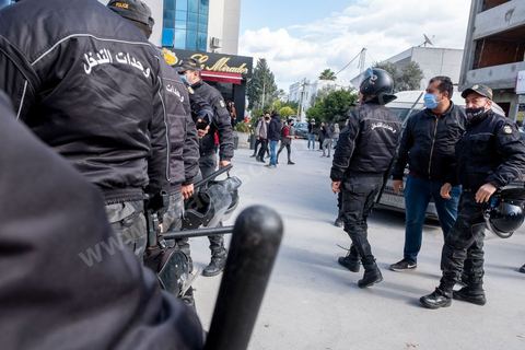 26 janvier 2021 : malgré l'appel à manifester de la part de nombreux organismes et associations de la société civile, pour revendiquer entre autres la libération des jeunes manifestants et soutenir le droit à manifester, seuls quelques 300 jeunes se sont rassemblés devant l'Assemblée des Représentants du Peuple à Tunis. Le quartier du Bardo à Tunis avait été préalablement complètement fermé par la police réduisant de façon drastique l'accès aux alentours du parlement où se tenait une plénière pour le vote de confiance du remaniement ministériel. 