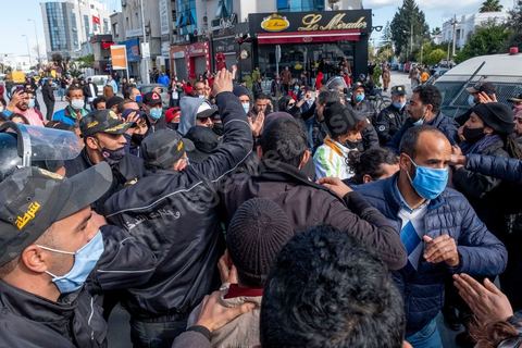 26 janvier 2021 : malgrè l'appel à manifester de la part de nombreux oragnismes et associations de la société civile, pour revendiquer la liberation des jeunes manifestants et soutenir le droit à manifester, seuls quelques 300 jeunes se sont rassemblés devant l'assemblée des représentants du Pauple à Tunis. Le quartier du Bardo à Tunis avait été prélablement complétement fermé par la police réduisant de façon drastique l'accè aux alentours du parlement où se tenait une plénière pour le vote de confiance du remaniement ministériel. 