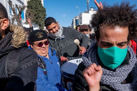 26 janvier 2021 : malgré l'appel à manifester de la part de nombreux organismes et associations de la société civile, pour revendiquer entre autres la libération des jeunes manifestants et soutenir le droit à manifester, seuls quelques 300 jeunes se sont rassemblés devant l'Assemblée des Représentants du Peuple à Tunis. Le quartier du Bardo à Tunis avait été préalablement complètement fermé par la police réduisant de façon drastique l'accès aux alentours du parlement où se tenait une plénière pour le vote de confiance du remaniement ministériel. 