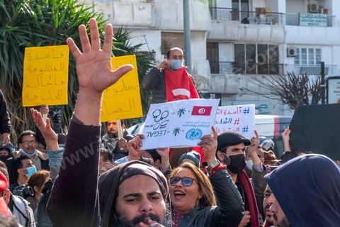 26 janvier 2021 : malgrè l'appel à manifester de la part de nombreux oragnismes et associations de la société civile, pour revendiquer la liberation des jeunes manifestants et soutenir le droit à manifester, seuls quelques 300 jeunes se sont rassemblés devant l'assemblée des représentants du Pauple à Tunis. Le quartier du Bardo à Tunis avait été prélablement complétement fermé par la police réduisant de façon drastique l'accè aux alentours du parlement où se tenait une plénière pour le vote de confiance du remaniement ministériel. 