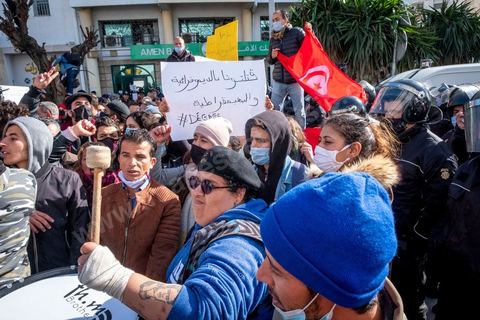 26 janvier 2021 : malgré l'appel à manifester de la part de nombreux organismes et associations de la société civile, pour revendiquer entre autres la libération des jeunes manifestants et soutenir le droit à manifester, seuls quelques 300 jeunes se sont rassemblés devant l'Assemblée des Représentants du Peuple à Tunis. Le quartier du Bardo à Tunis avait été préalablement complètement fermé par la police réduisant de façon drastique l'accès aux alentours du parlement où se tenait une plénière pour le vote de confiance du remaniement ministériel. 