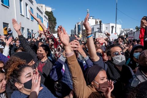 26 janvier 2021 : malgré l'appel à manifester de la part de nombreux organismes et associations de la société civile, pour revendiquer entre autres la libération des jeunes manifestants et soutenir le droit à manifester, seuls quelques 300 jeunes se sont rassemblés devant l'Assemblée des Représentants du Peuple à Tunis. Le quartier du Bardo à Tunis avait été préalablement complètement fermé par la police réduisant de façon drastique l'accès aux alentours du parlement où se tenait une plénière pour le vote de confiance du remaniement ministériel. 