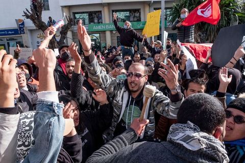 26 janvier 2021 : malgrè l'appel à manifester de la part de nombreux oragnismes et associations de la société civile, pour revendiquer la liberation des jeunes manifestants et soutenir le droit à manifester, seuls quelques 300 jeunes se sont rassemblés devant l'assemblée des représentants du Pauple à Tunis. Le quartier du Bardo à Tunis avait été prélablement complétement fermé par la police réduisant de façon drastique l'accè aux alentours du parlement où se tenait une plénière pour le vote de confiance du remaniement ministériel. 