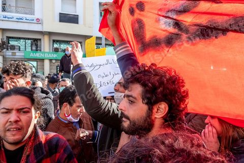 26 janvier 2021 : malgrè l'appel à manifester de la part de nombreux oragnismes et associations de la société civile, pour revendiquer la liberation des jeunes manifestants et soutenir le droit à manifester, seuls quelques 300 jeunes se sont rassemblés devant l'assemblée des représentants du Pauple à Tunis. Le quartier du Bardo à Tunis avait été prélablement complétement fermé par la police réduisant de façon drastique l'accè aux alentours du parlement où se tenait une plénière pour le vote de confiance du remaniement ministériel. 