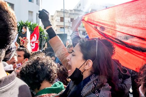 26 janvier 2021 : malgré l'appel à manifester de la part de nombreux organismes et associations de la société civile, pour revendiquer entre autres la libération des jeunes manifestants et soutenir le droit à manifester, seuls quelques 300 jeunes se sont rassemblés devant l'Assemblée des Représentants du Peuple à Tunis. Le quartier du Bardo à Tunis avait été préalablement complètement fermé par la police réduisant de façon drastique l'accès aux alentours du parlement où se tenait une plénière pour le vote de confiance du remaniement ministériel. 
