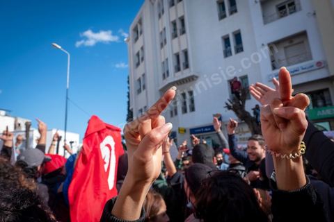 26 janvier 2021 : malgrè l'appel à manifester de la part de nombreux oragnismes et associations de la société civile, pour revendiquer la liberation des jeunes manifestants et soutenir le droit à manifester, seuls quelques 300 jeunes se sont rassemblés devant l'assemblée des représentants du Pauple à Tunis. Le quartier du Bardo à Tunis avait été prélablement complétement fermé par la police réduisant de façon drastique l'accè aux alentours du parlement où se tenait une plénière pour le vote de confiance du remaniement ministériel. 