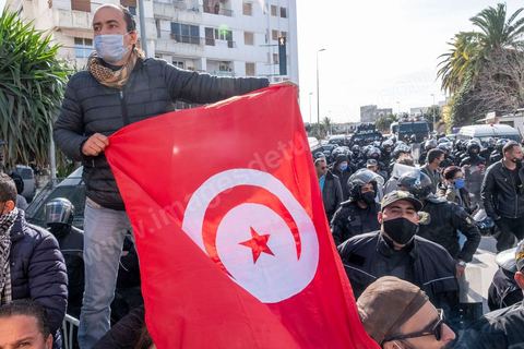 26 janvier 2021 : malgrè l'appel à manifester de la part de nombreux oragnismes et associations de la société civile, pour revendiquer la liberation des jeunes manifestants et soutenir le droit à manifester, seuls quelques 300 jeunes se sont rassemblés devant l'assemblée des représentants du Pauple à Tunis. Le quartier du Bardo à Tunis avait été prélablement complétement fermé par la police réduisant de façon drastique l'accè aux alentours du parlement où se tenait une plénière pour le vote de confiance du remaniement ministériel. 