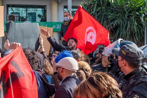 26 janvier 2021 : malgré l'appel à manifester de la part de nombreux organismes et associations de la société civile, pour revendiquer entre autres la libération des jeunes manifestants et soutenir le droit à manifester, seuls quelques 300 jeunes se sont rassemblés devant l'Assemblée des Représentants du Peuple à Tunis. Le quartier du Bardo à Tunis avait été préalablement complètement fermé par la police réduisant de façon drastique l'accès aux alentours du parlement où se tenait une plénière pour le vote de confiance du remaniement ministériel. 