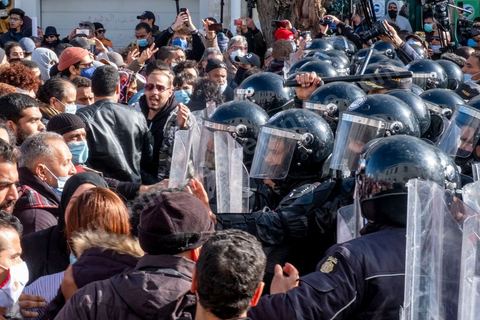 26 janvier 2021 : malgrè l'appel à manifester de la part de nombreux oragnismes et associations de la société civile, pour revendiquer la liberation des jeunes manifestants et soutenir le droit à manifester, seuls quelques 300 jeunes se sont rassemblés devant l'assemblée des représentants du Pauple à Tunis. Le quartier du Bardo à Tunis avait été prélablement complétement fermé par la police réduisant de façon drastique l'accè aux alentours du parlement où se tenait une plénière pour le vote de confiance du remaniement ministériel. 