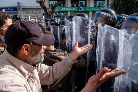 26 janvier 2021 : malgrè l'appel à manifester de la part de nombreux oragnismes et associations de la société civile, pour revendiquer la liberation des jeunes manifestants et soutenir le droit à manifester, seuls quelques 300 jeunes se sont rassemblés devant l'assemblée des représentants du Pauple à Tunis. Le quartier du Bardo à Tunis avait été prélablement complétement fermé par la police réduisant de façon drastique l'accè aux alentours du parlement où se tenait une plénière pour le vote de confiance du remaniement ministériel. 