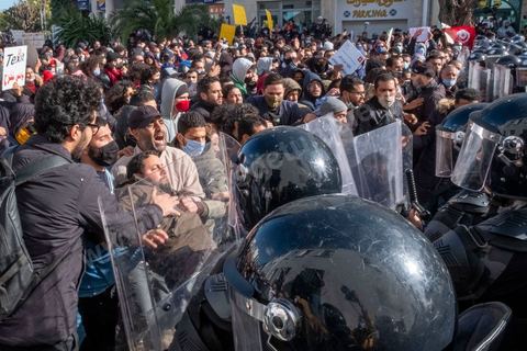 26 janvier 2021 : malgré l'appel à manifester de la part de nombreux organismes et associations de la société civile, pour revendiquer entre autres la libération des jeunes manifestants et soutenir le droit à manifester, seuls quelques 300 jeunes se sont rassemblés devant l'Assemblée des Représentants du Peuple à Tunis. Le quartier du Bardo à Tunis avait été préalablement complètement fermé par la police réduisant de façon drastique l'accès aux alentours du parlement où se tenait une plénière pour le vote de confiance du remaniement ministériel. 