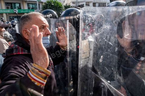 26 janvier 2021 : malgrè l'appel à manifester de la part de nombreux oragnismes et associations de la société civile, pour revendiquer la liberation des jeunes manifestants et soutenir le droit à manifester, seuls quelques 300 jeunes se sont rassemblés devant l'assemblée des représentants du Pauple à Tunis. Le quartier du Bardo à Tunis avait été prélablement complétement fermé par la police réduisant de façon drastique l'accè aux alentours du parlement où se tenait une plénière pour le vote de confiance du remaniement ministériel. 