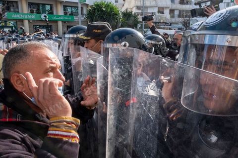 26 janvier 2021 : malgré l'appel à manifester de la part de nombreux organismes et associations de la société civile, pour revendiquer entre autres la libération des jeunes manifestants et soutenir le droit à manifester, seuls quelques 300 jeunes se sont rassemblés devant l'Assemblée des Représentants du Peuple à Tunis. Le quartier du Bardo à Tunis avait été préalablement complètement fermé par la police réduisant de façon drastique l'accès aux alentours du parlement où se tenait une plénière pour le vote de confiance du remaniement ministériel. 