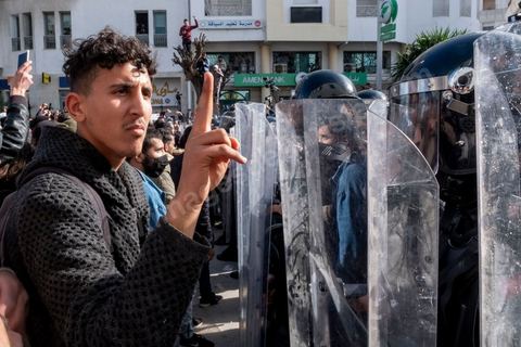 26 janvier 2021 : malgré l'appel à manifester de la part de nombreux organismes et associations de la société civile, pour revendiquer entre autres la libération des jeunes manifestants et soutenir le droit à manifester, seuls quelques 300 jeunes se sont rassemblés devant l'Assemblée des Représentants du Peuple à Tunis. Le quartier du Bardo à Tunis avait été préalablement complètement fermé par la police réduisant de façon drastique l'accès aux alentours du parlement où se tenait une plénière pour le vote de confiance du remaniement ministériel. 