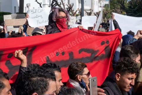 26 janvier 2021 : malgrè l'appel à manifester de la part de nombreux oragnismes et associations de la société civile, pour revendiquer la liberation des jeunes manifestants et soutenir le droit à manifester, seuls quelques 300 jeunes se sont rassemblés devant l'assemblée des représentants du Pauple à Tunis. Le quartier du Bardo à Tunis avait été prélablement complétement fermé par la police réduisant de façon drastique l'accè aux alentours du parlement où se tenait une plénière pour le vote de confiance du remaniement ministériel. 