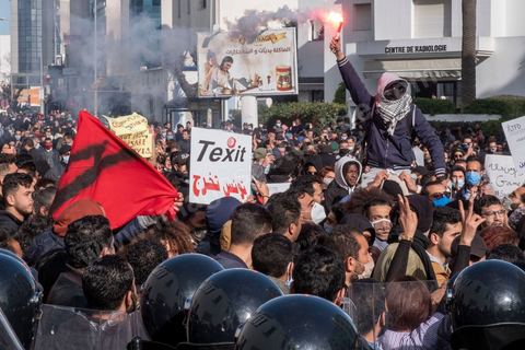 26 janvier 2021 : malgrè l'appel à manifester de la part de nombreux oragnismes et associations de la société civile, pour revendiquer la liberation des jeunes manifestants et soutenir le droit à manifester, seuls quelques 300 jeunes se sont rassemblés devant l'assemblée des représentants du Pauple à Tunis. Le quartier du Bardo à Tunis avait été prélablement complétement fermé par la police réduisant de façon drastique l'accè aux alentours du parlement où se tenait une plénière pour le vote de confiance du remaniement ministériel. 