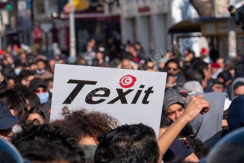 26 janvier 2021 : malgrè l'appel à manifester de la part de nombreux oragnismes et associations de la société civile, pour revendiquer la liberation des jeunes manifestants et soutenir le droit à manifester, seuls quelques 300 jeunes se sont rassemblés devant l'assemblée des représentants du Pauple à Tunis. Le quartier du Bardo à Tunis avait été prélablement complétement fermé par la police réduisant de façon drastique l'accè aux alentours du parlement où se tenait une plénière pour le vote de confiance du remaniement ministériel. 