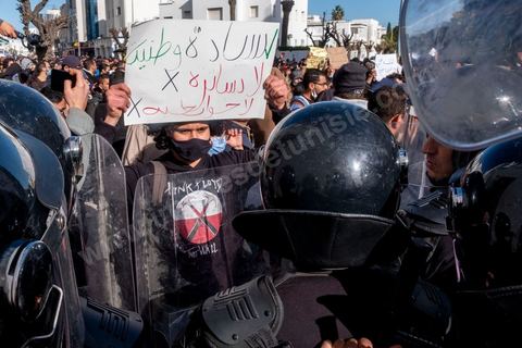 26 janvier 2021 : malgré l'appel à manifester de la part de nombreux organismes et associations de la société civile, pour revendiquer entre autres la libération des jeunes manifestants et soutenir le droit à manifester, seuls quelques 300 jeunes se sont rassemblés devant l'Assemblée des Représentants du Peuple à Tunis. Le quartier du Bardo à Tunis avait été préalablement complètement fermé par la police réduisant de façon drastique l'accès aux alentours du parlement où se tenait une plénière pour le vote de confiance du remaniement ministériel. 