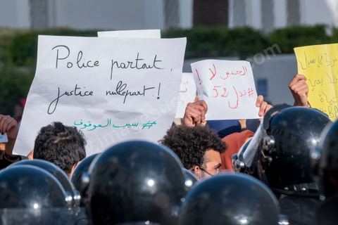 26 janvier 2021 : malgrè l'appel à manifester de la part de nombreux oragnismes et associations de la société civile, pour revendiquer la liberation des jeunes manifestants et soutenir le droit à manifester, seuls quelques 300 jeunes se sont rassemblés devant l'assemblée des représentants du Pauple à Tunis. Le quartier du Bardo à Tunis avait été prélablement complétement fermé par la police réduisant de façon drastique l'accè aux alentours du parlement où se tenait une plénière pour le vote de confiance du remaniement ministériel. 